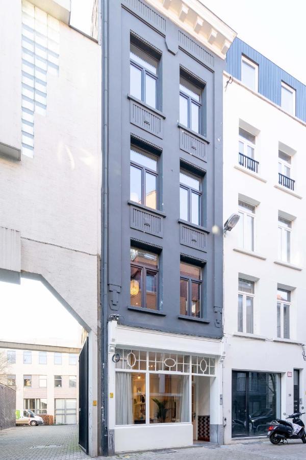 Shway - The Light Blue Parrot Appartement